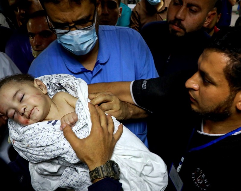 Bebeluș găsit în viață la pieptul mamei moarte, în casa lovită de o rachetă, în Gaza