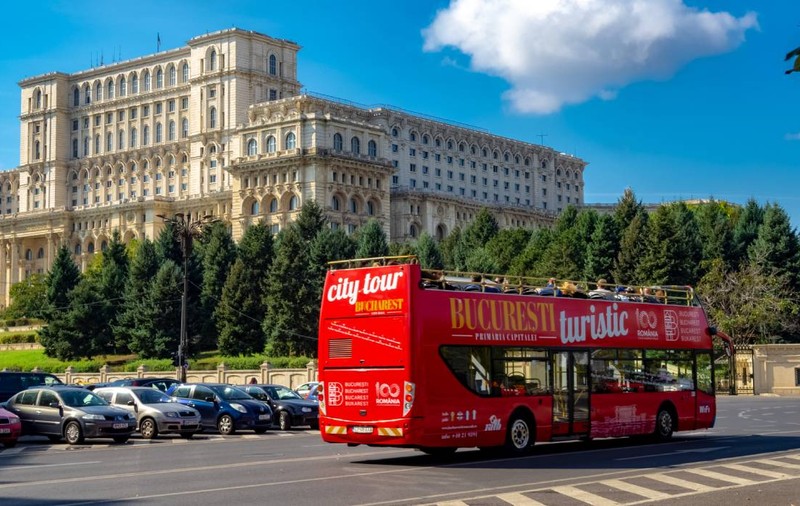 Autobuzele turistice supraetajate din București produc un prejudiciu semnificativ