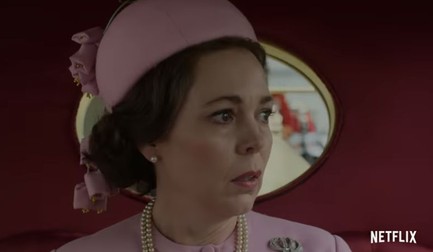 Olivia Colman în rolul Elisabetei a II-a (foto captură YouTube)