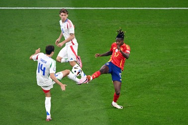 GELSENKIRCHEN - (l-r) Federico Chiesa of Italy, Nico Williams of Spain during the UEFA EURO 2024 group B match between Spain and Italy at the Arena AufSchalke on June 20, 2024 in Gelsenkirchen, Germany. Spain v Italy, UEFA EURO 2024 - 20 Jun 2024,Image: 883372319, License: Rights-managed, Restrictions: , Model Release: no