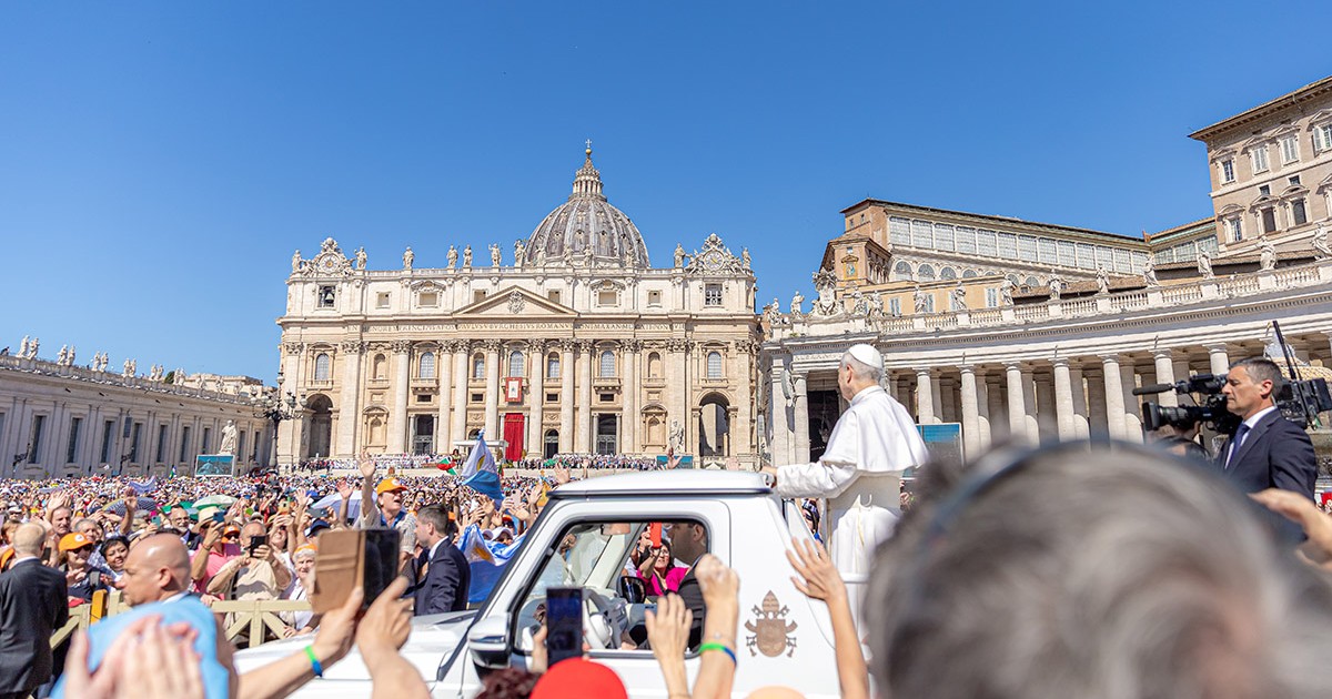 Papa Leon al XIV-lea îi întâmpină pe credincioși în papamobilul din Piața Sfântul Petru din Vatican, pe 1 iunie 2025, în Italia