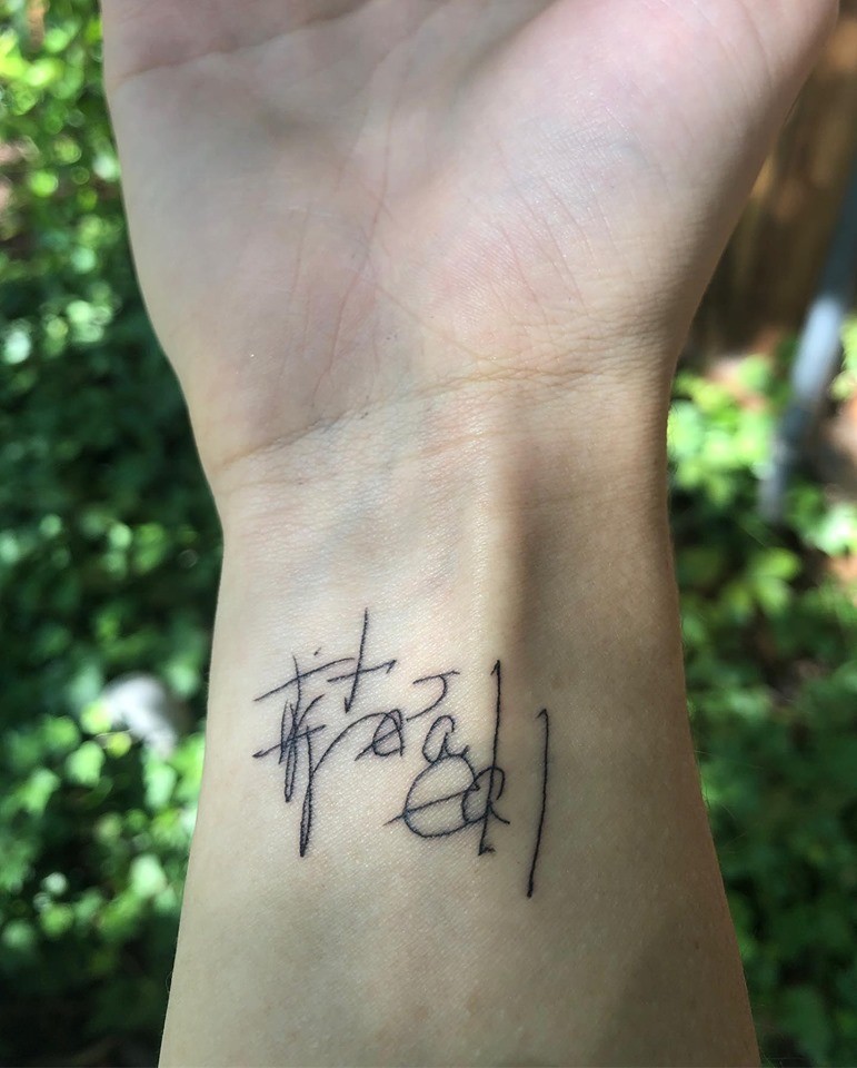 Nepoata lui Tina, Madie, şi-a tatuat mesajul scris de mătușa ei pe încheietura mâinii drepte.