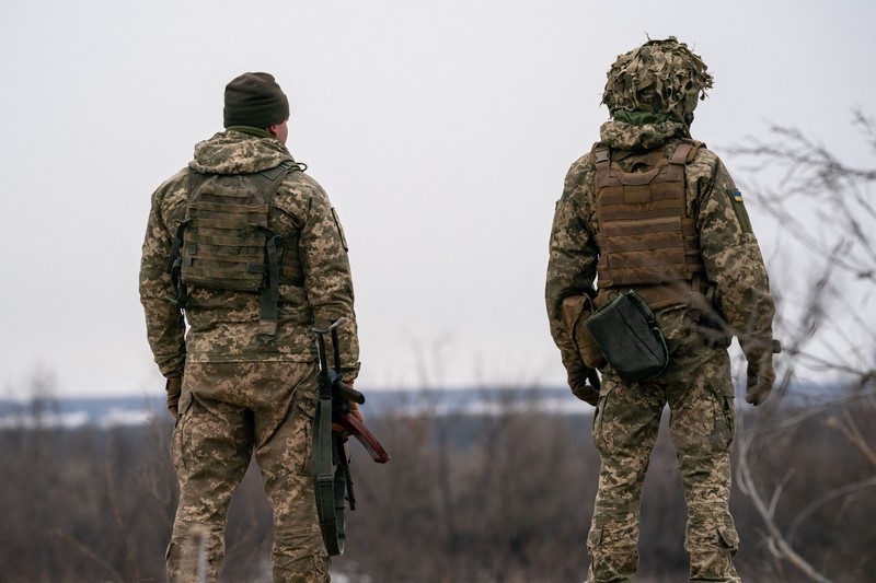 Militari ucraineni sunt văzuți staționând pe linia frontului lângă Stanytsia Luhanska, Ucraina, 21 ianuarie 2022 - foto Hepta