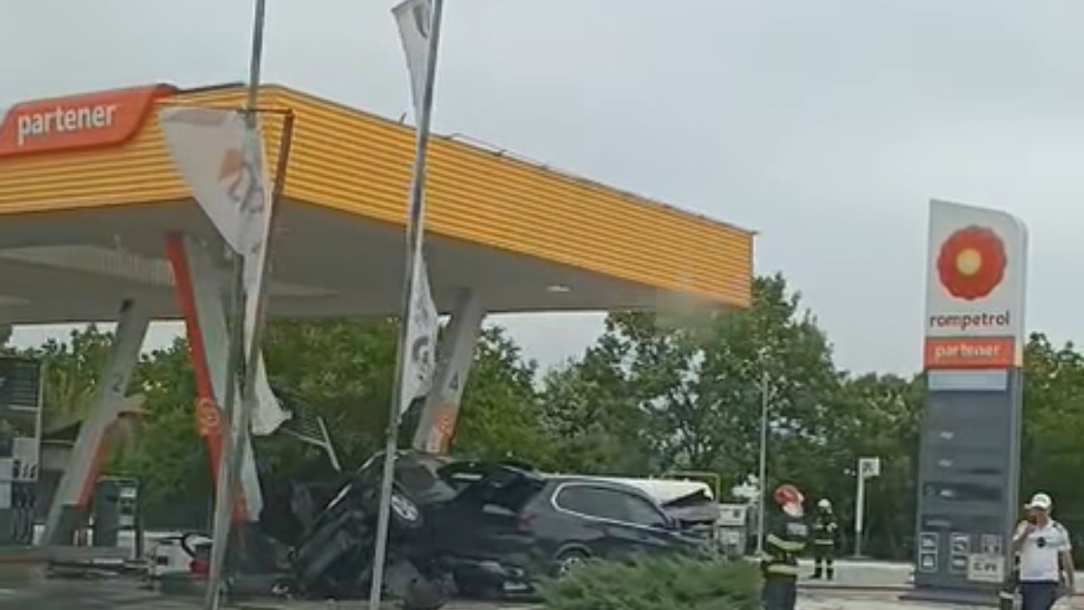 Imaginea surprinde două autoturisme grav avariate în urma unui accident produs într-o benzinărie. La fața locului au intervenit pompierii, iar zona a fost securizată pentru desfășurarea operațiunilor de intervenție și evaluarea pagubelor.