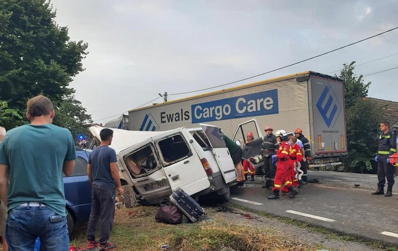 Accident cumplit în Bihor. 2 morţi şi 7 răniţi, după ce un microbuz plin cu oameni a izbit frontal un TIR