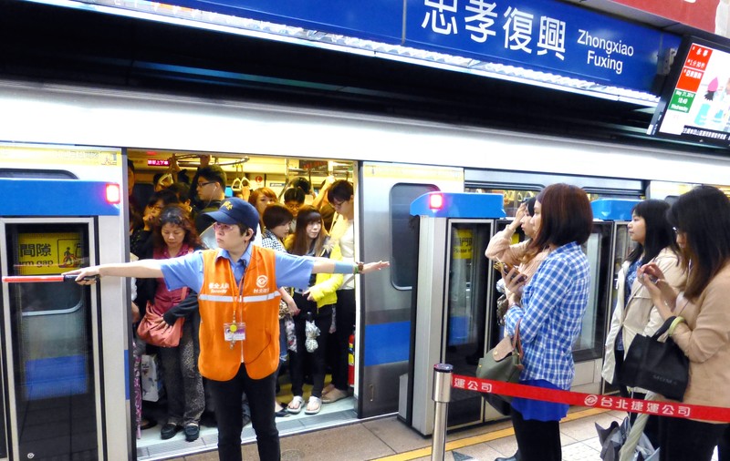 Caz șocant în Taipei! O fetiță de trei ani a fost decapitată la metrou