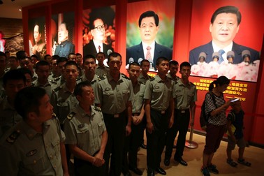 Militari chinezi în fața portretelor liderilor țării, la o expoziție din 2015 la muzeul militar din Beijing | FOTO: EPA
