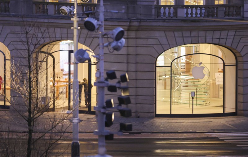 Luare de ostatici în magazinul Apple din Amsterdam. Forțele de ordine l-au imobilizat pe atacator.