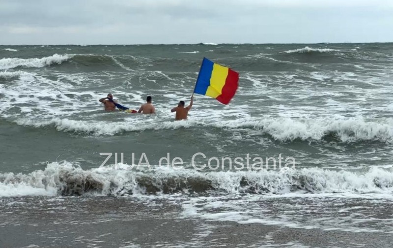 Trei constănțeni dotați cu steaguri tricolore au înotat în mare, de Ziua Națională | VIDEO