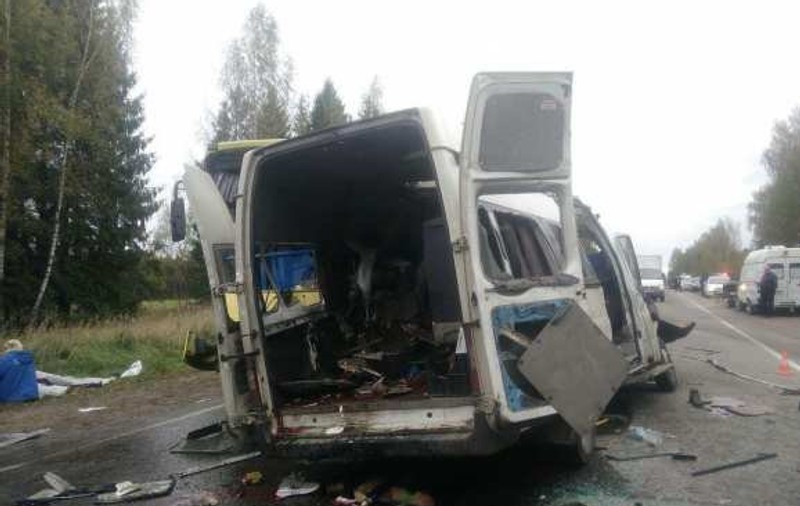 FOTO | Accident șocant în Rusia: 13 morți și 2 răniți, după ce un microbuz s-a ciocnit cu un autobuz