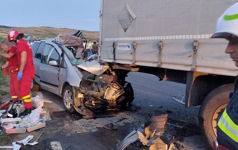 Doi morți și șapte răniți în Vaslui, după ce s-au ciocnit un TIR, o mașină și o căruță. Trei copii, printre victime
