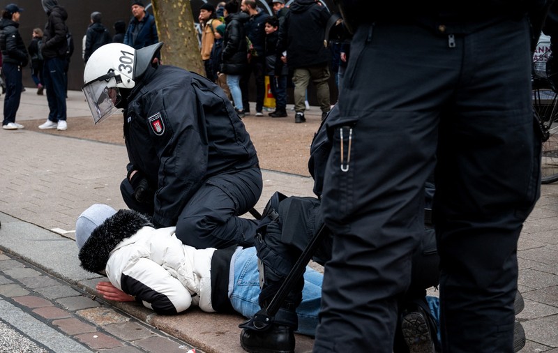 „Se oferă haine de marcă gratis”. Un anunț fals a declanșat haos la Hamburg, unde sute de tineri au atacat poliția cu sticle și petarde
