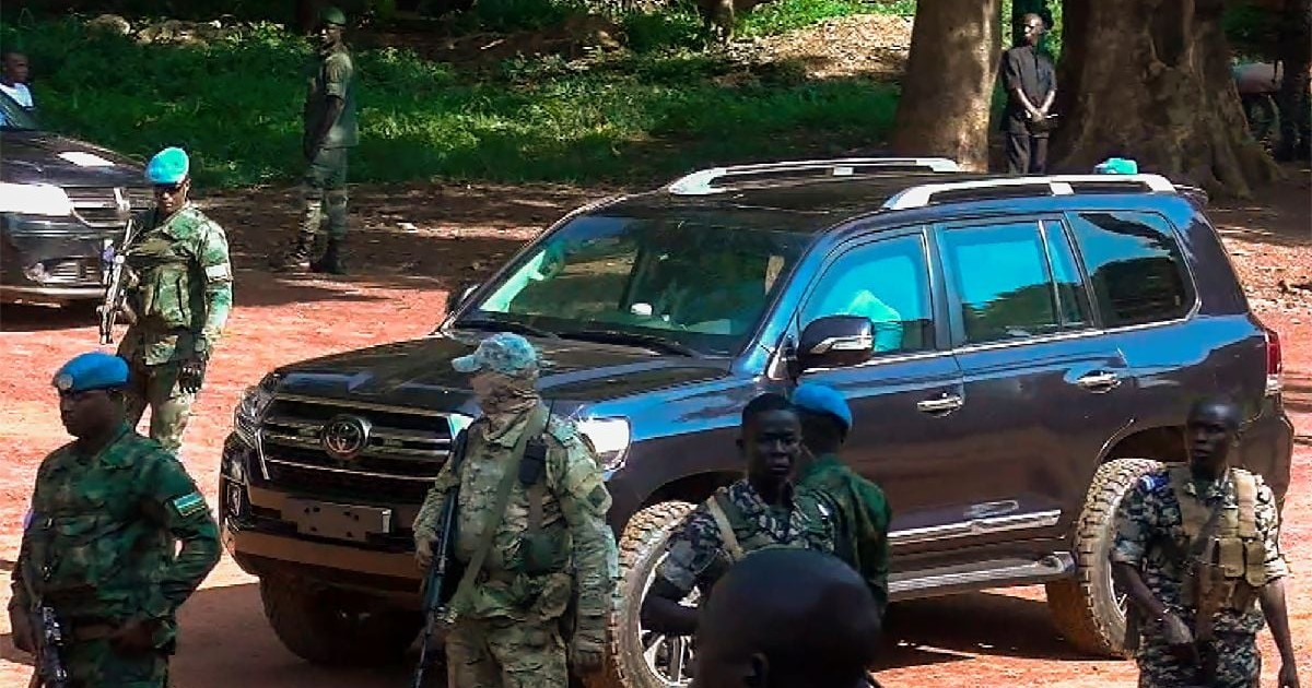 În această imagine preluată dintr-un videoclip, președintele Republicii Centrafricane, Faustin-Archange Touadera, sosește la o secție de votare din Bangui, Republica Centrafricană, duminică, 30 iulie 2023. Grupul Wagner din Rusia, o companie militară privată condusă de Yevgeny Prigozhin, a servit drept gărzi de corp personale pentru președintele Faustin Archange Touadera