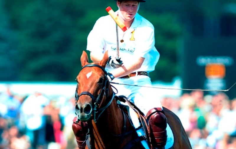 Prinţul Harry, admirat de o lume întreagă după ce a salvat viaţa unui rival în timpul unui meci de polo