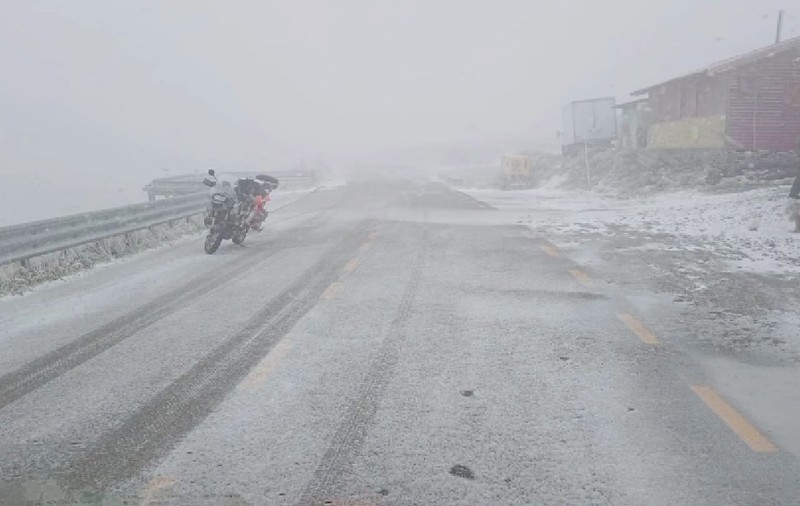 Deszăpezirea pe Transalpina, amânată de viscol. „Drumarii se expun unui pericol real” - VIDEO