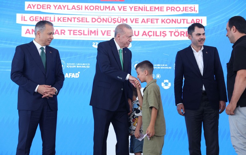 Erdogan i-a tras o palmă unui copil care nu i-a pupat mâna, apoi i-a dat bani. VIDEO