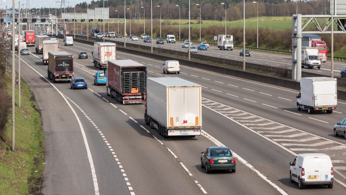 Imaginea prezintă trafic aglomerat pe o autostradă cu mai multe benzi de circulație pe sens.