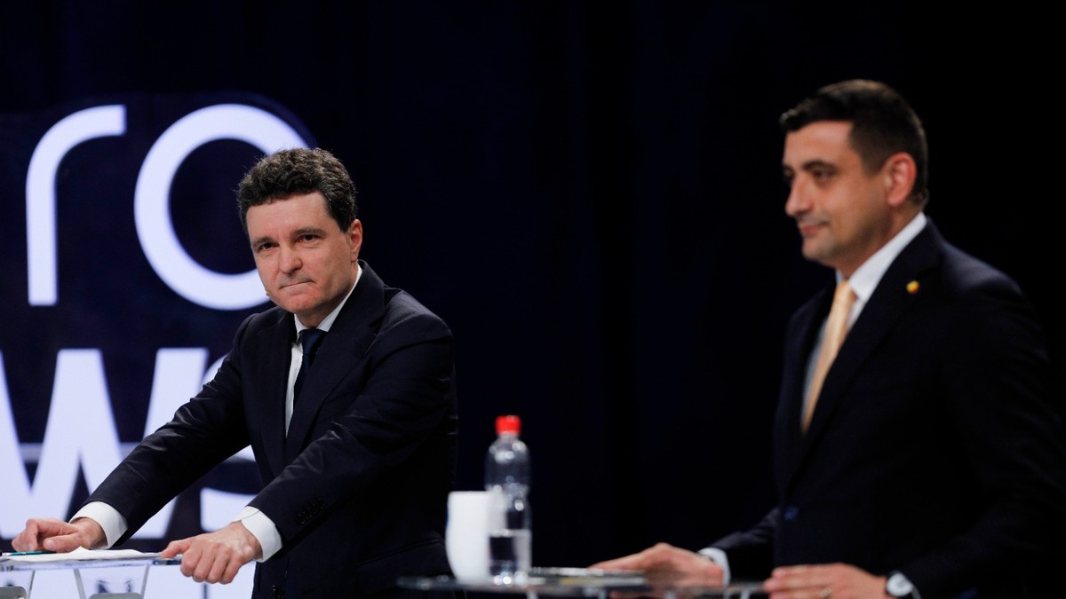 Nicușor Dan (stânga) și George Simion (dreapta) surprinși în timpul dezbaterii electorale de la Euronews