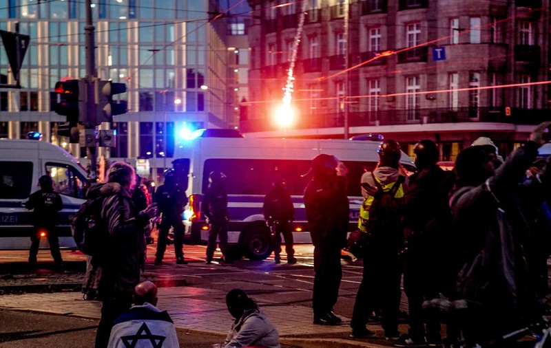 VIDEO | Proteste violente la Leipzig împotriva măsurilor anti-COVID. Manifestanții au atacat polițiștii cu proiectile și artificii