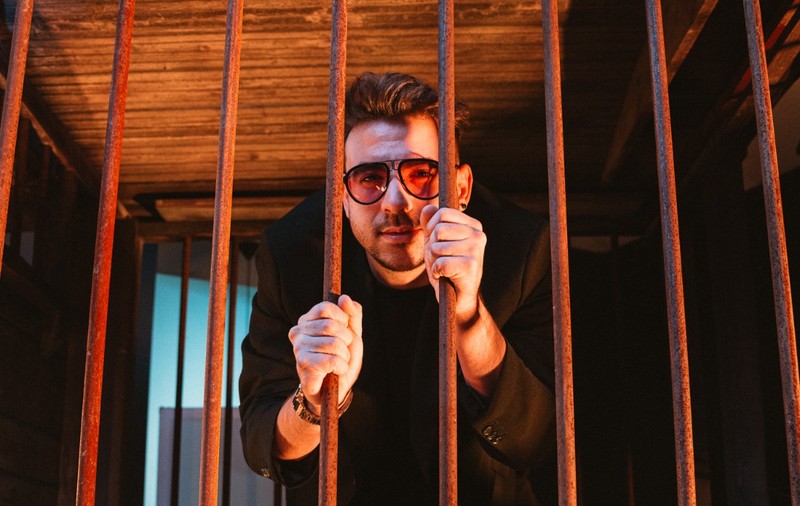 Cine e DJ-ul care a pus muzică dintr-o caleașcă cu gratii la premiera „Căsătoria”, filmul lui Mihai Bendeac