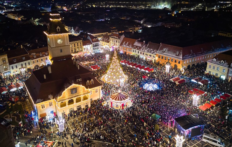 FOTO. Spectacol gastronomic la târgul de Crăciun de la Brașov. De la cârnați, sarmale și piftie la turtă dulce, cozonac și ciocolată de casă
