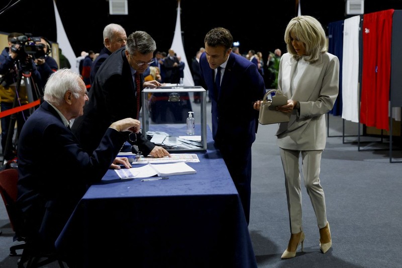 Emmanuel Macron și soția sa, Brigitte, votează în al doilea tur de scrutin. FOTO: EPA