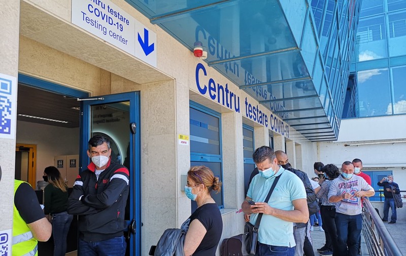 Coadă la centrul de testare COVID de pe aeroportul Otopeni: „Pasagerii vin în ultima clipă”
