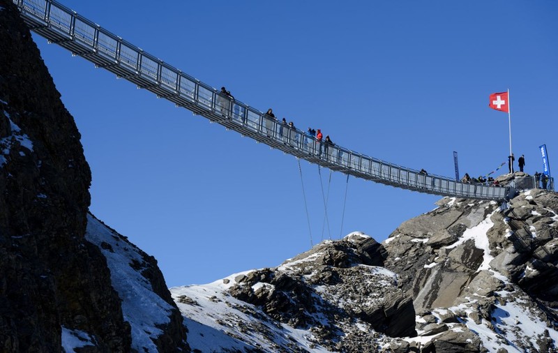 Spectaculos! Primul pod suspendat între două vârfuri montane | FOTO