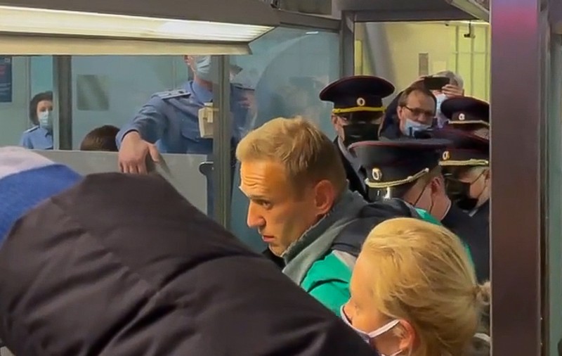 VIDEO | Primele imagini cu Alexei Navalnîi reținut pe aeroportul din Moscova, după ce a revenit de la Berlin