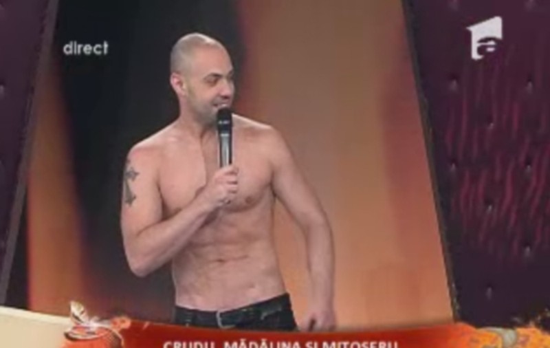 Mitoşeru s-a dezbrăcat la televizor!