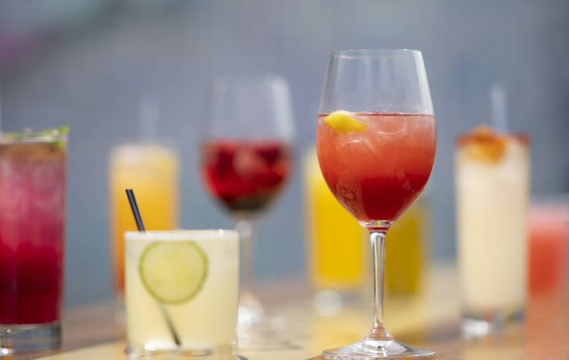 Cocktailurile de vară au calorii cât 4 cupe de înghețată. Cum să te răcorești fără să pui kilograme pe abdomen