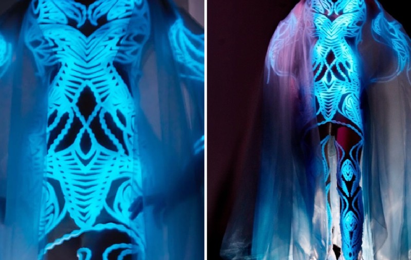 Trăiește, trăiește! O rochie confecționată din 125 de milioane de alge bioluminescente a atras atenția pasionaților de modă din întreaga lume I VIDEO 