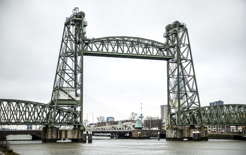 Primarul din Rotterdam neagă că s-ar fi decis demontarea unui pod istoric ca să facă loc iahtului lui Jeff Bezos
