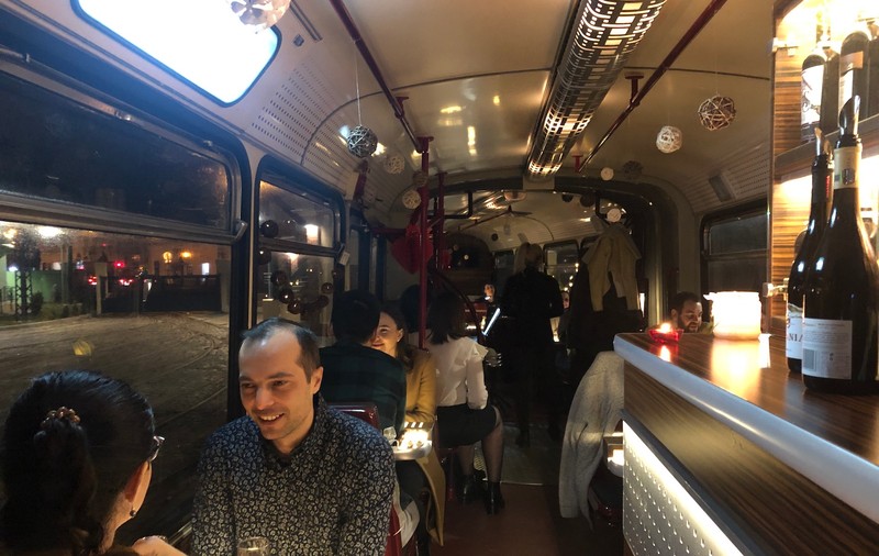 VIDEO&FOTO/ O altfel de plimbare, de Dragobete. Cina în tramvai prin Timișoara, ca-n Milano sau Bruxelles