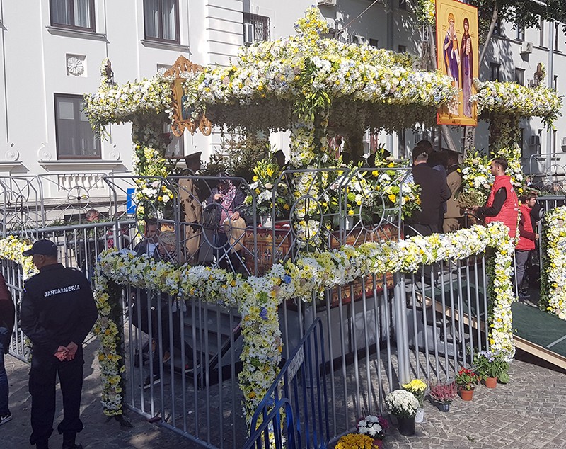 Zeci de mii de oameni s-au închinat la racla Sfintei Parascheva, în prima zi a pelerinajului de la Iași
