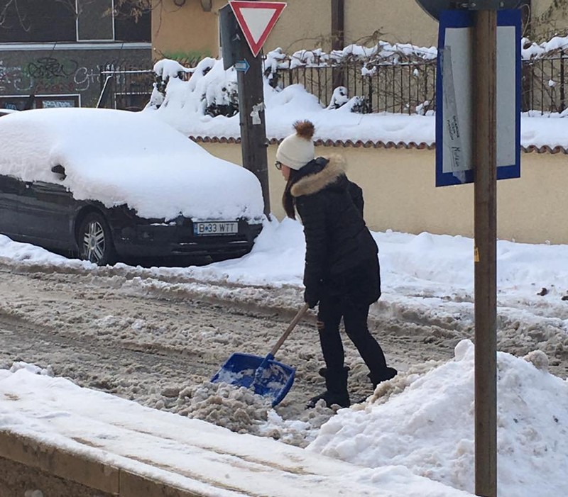 Alexia, fiica Andreei esca, a ieșit să dea zăpada din fața casei
