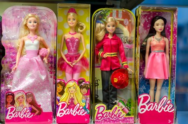 Păpuşa Barbie este comercializată anual în peste 60 de milioane de exemplare în peste 150 de ţări