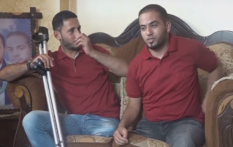 Doi tineri din Gaza împart perechea de pantofi. Fiecare are câte un picior