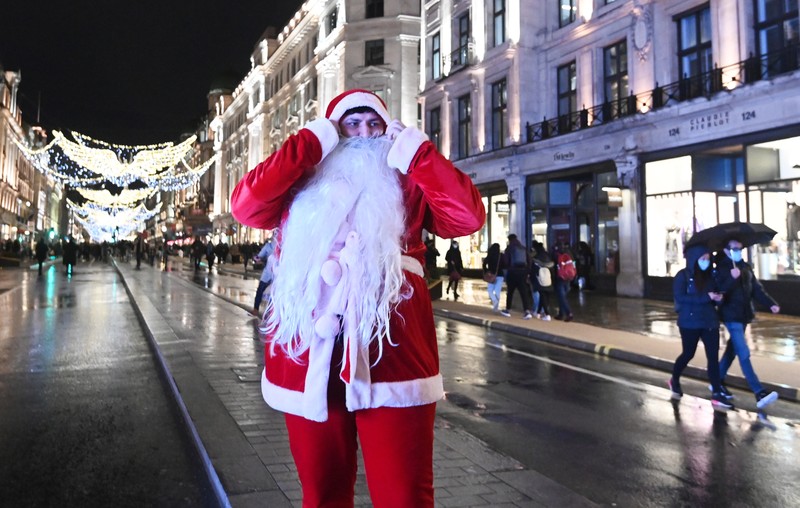 Moș Crăciun, pe o stradă din Londra