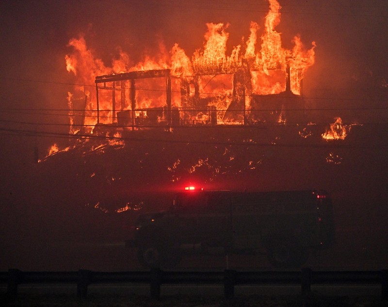 Stare de urgență la Los Angeles după un incendiu uriaș. 30.000 de persoane au fost evacuate, Air Force One, blocat la sol 