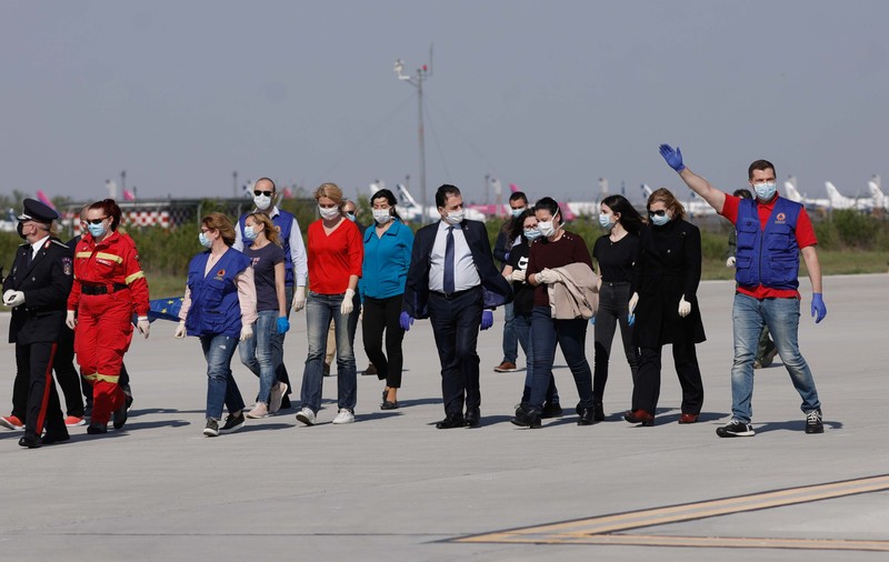 Cadrele medicale plecate în Italia au ajuns acasă. „Luptăm în acelaşi război şi acestea sunt trupele din prima linie”