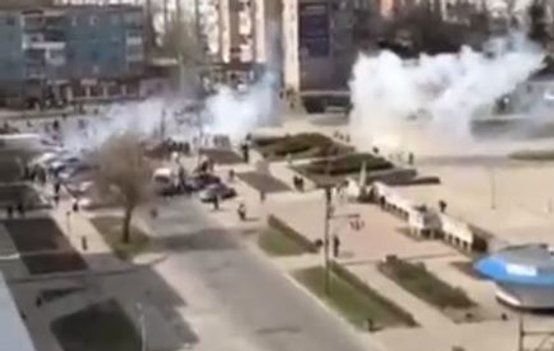 Zeci de ucraineni au ieșit la protest într-un oraș ocupat. Forțele ruse au tras focuri de armă asupra lor, ca să-i împrăștie