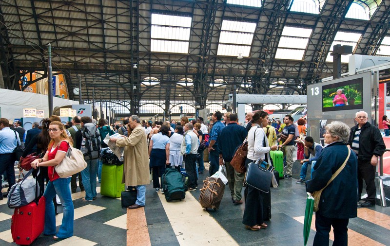 GLASUL ROŢILOR DE TREN NU S-A MAI AUZIT între 7.00 şi 9.00. Călătorii, PE LINIE MOARTĂ din cauza CFR-iştilor