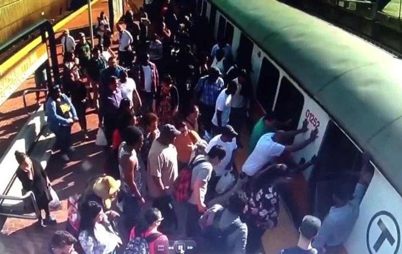 O femeie și-a prins piciorul între tren și peron în Boston. Zeci de oameni au împins vagonul ca s-o salveze