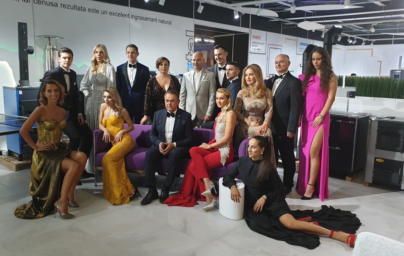 Ședință foto cu frumoasele de la tenis de masă. Băieții s-au îmbrăcat la costum înaintea Europenelor de la Nantes