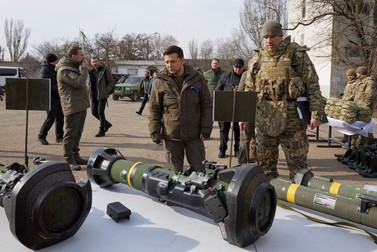 Președintele ucrainean Volodimir Zelenski, inspectând rachete Javelin livrate de SUA înainte de începerea invaziei. FOTO: Profimedia