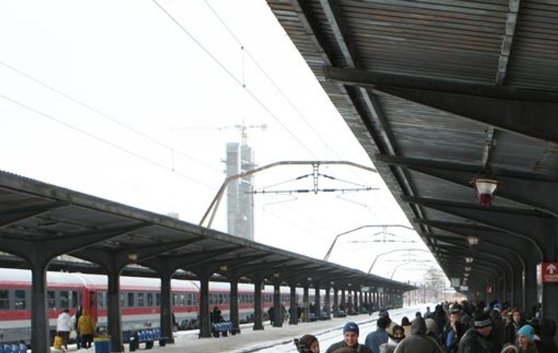 ROMÂNIA SUB ZĂPEZI! Trenuri ANULATE şi drumuri naţionale ÎNCHISE