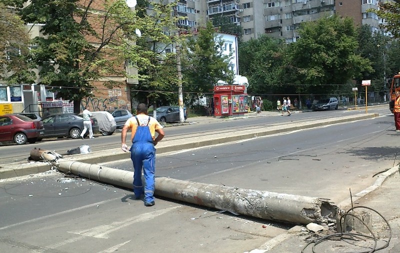 COŞMAR în BUCUREŞTI: TREI STÂLPI s-au prăbuşit în mijlocul şoselei. Trafic blocat