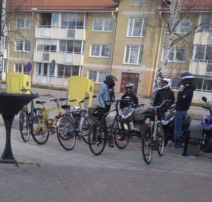 Mai mulți tineri din comuna Pitea stau de vorbă între două plimbări cu bicicleta. În Suedia, oamenii pot forma grupuri de până la 50 de persoane