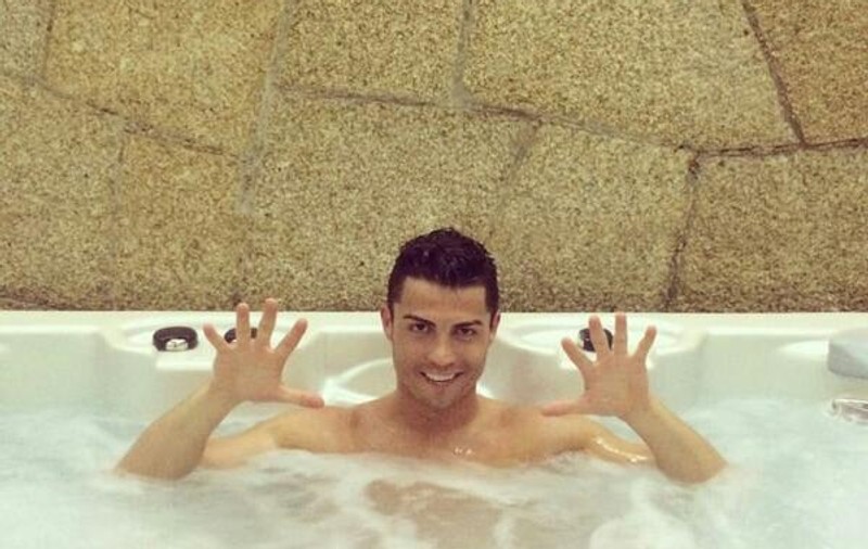 Cristiano Ronaldo își încarcă bateriile în... jacuzzi!